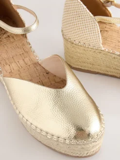 Goud - Espadrilles met sleehak en plateauzool met gesloten neus