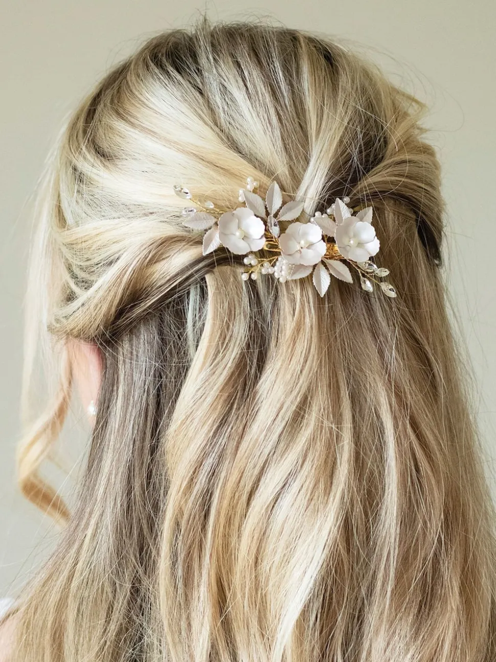 Goud - Ivory & Co - Gardenia klem met kristallen, parels en geëmailleerde bloem