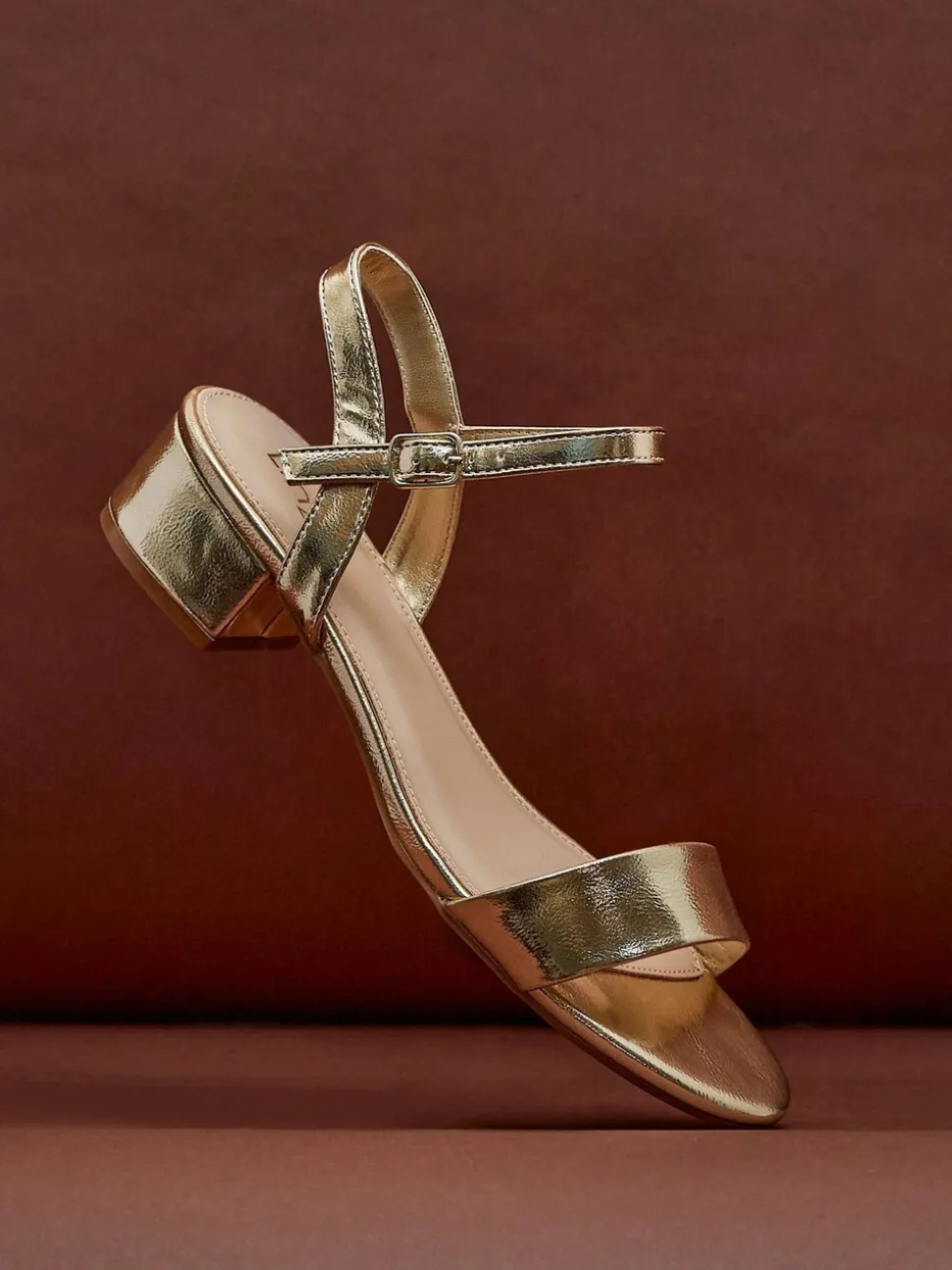 Goud - Linzi Kezzi minimalistische sandalen met lage blokhak