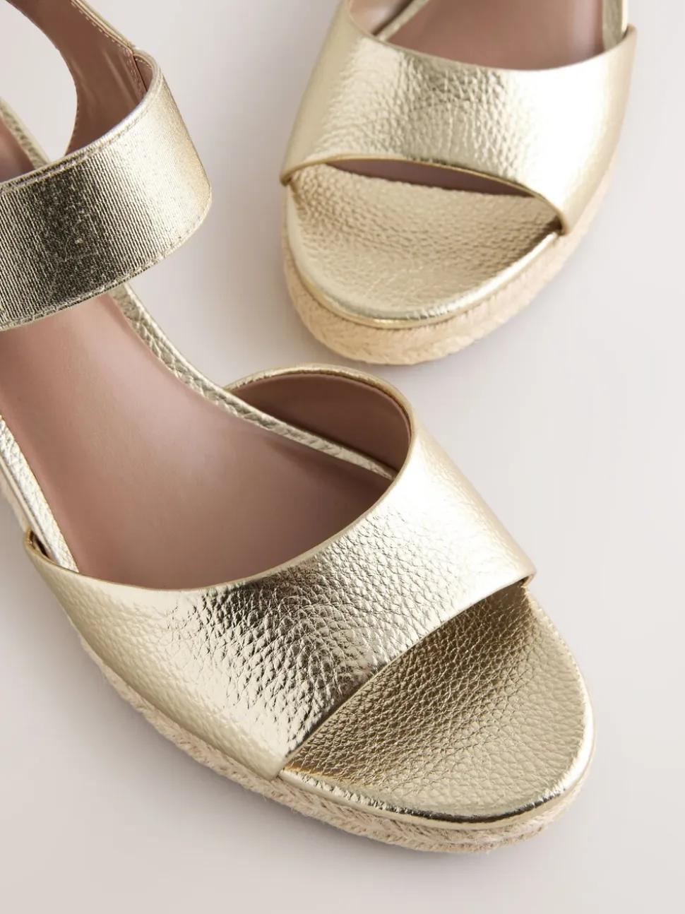 Goud - Ronde Teen Elastische Riem Detail Sleehakken