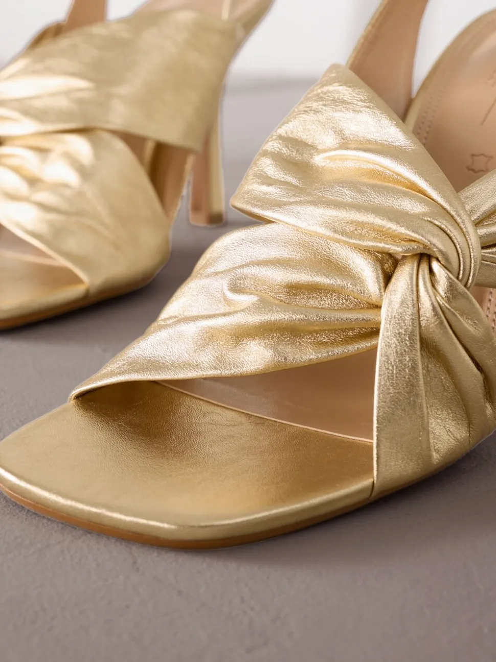 Goud - Signature Premium Leather Twist Heeled Sandals