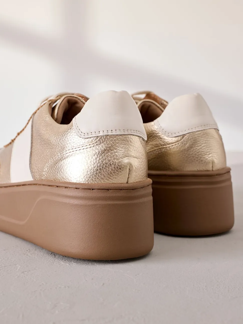 Goud - Signature premium leren sneakers met veters en grove sleehak