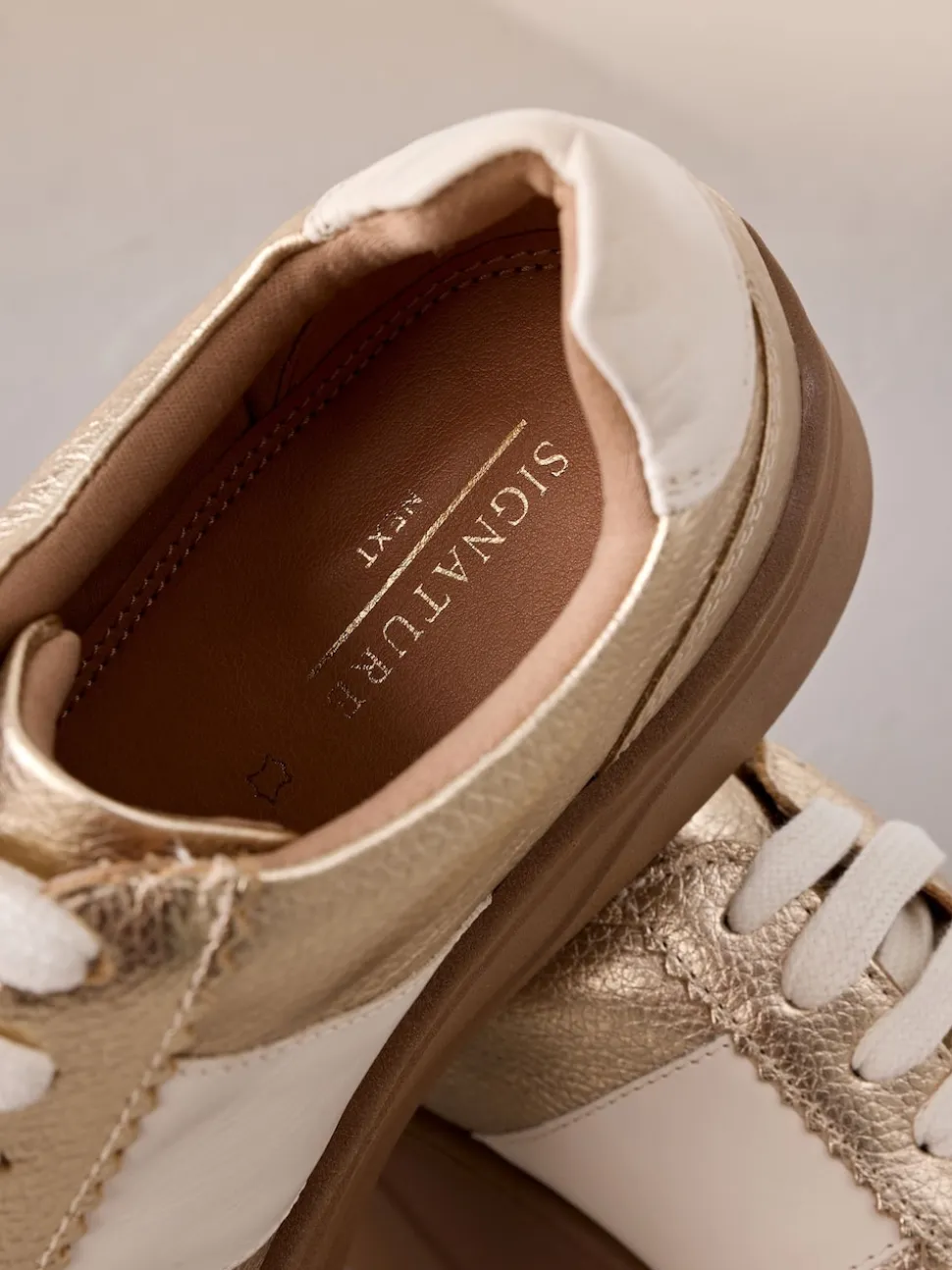 Goud - Signature premium leren sneakers met veters en grove sleehak