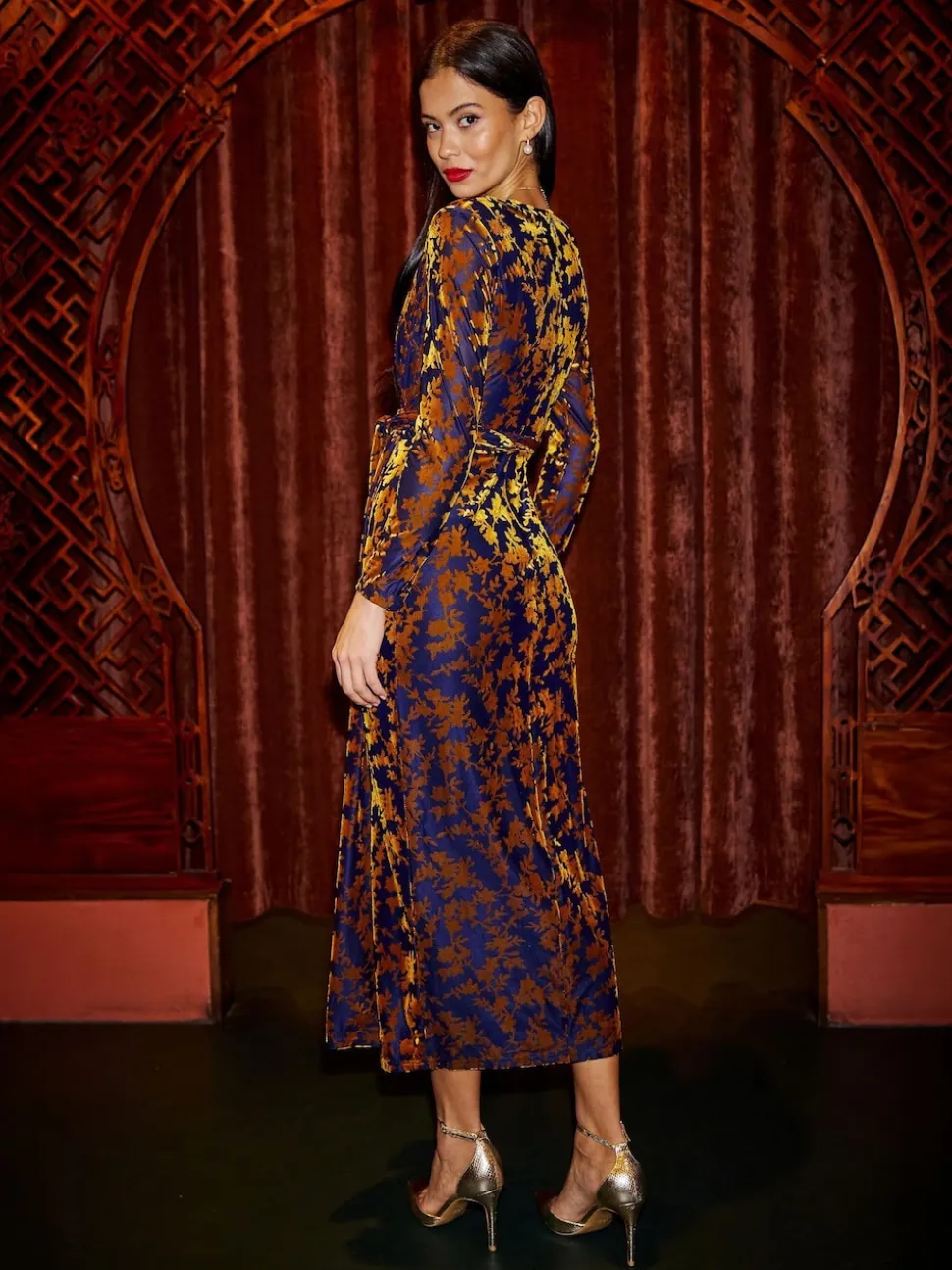 Goud - Yumi Velour Stretch Midi Dress With Long Sleeves