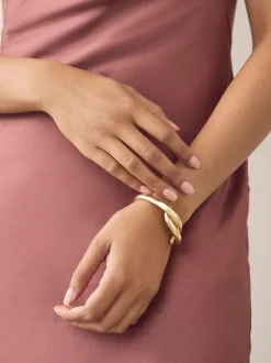 Goudkleurig - Cross-Over Hinge Bangle