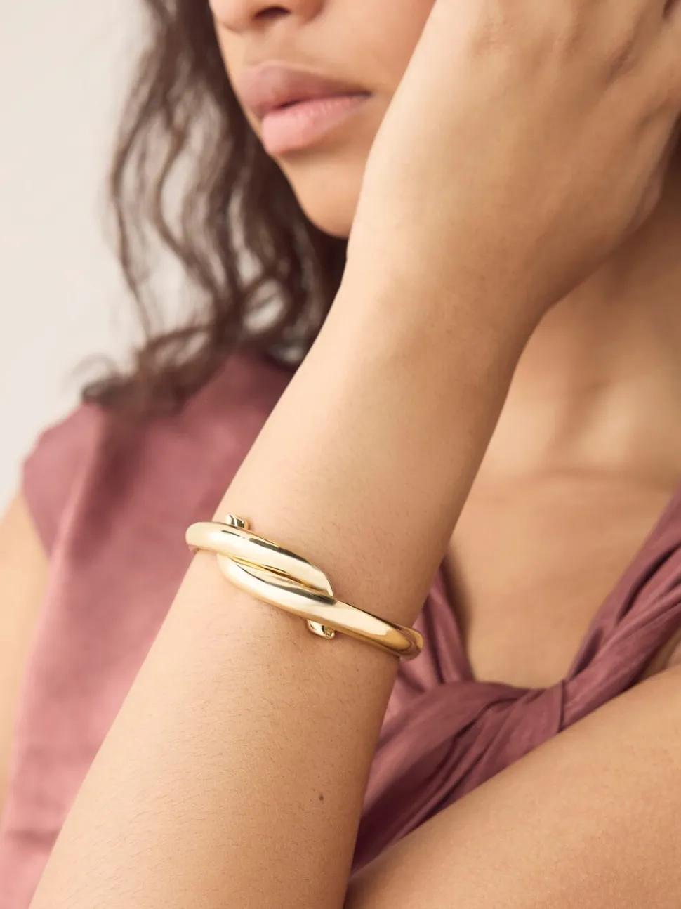 Goudkleurig - Cross-Over Hinge Bangle