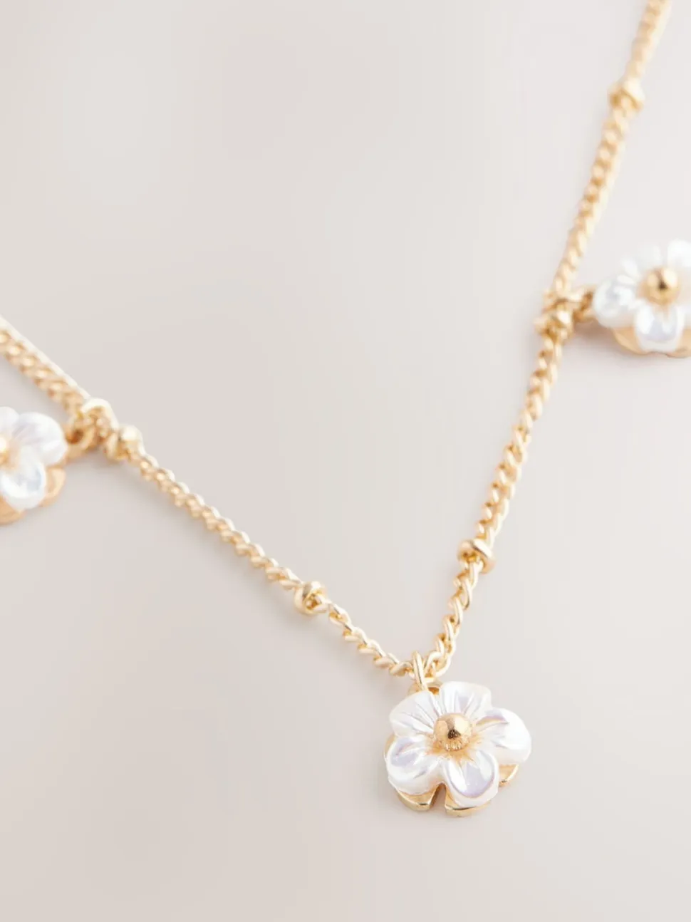 Goudkleurig - Ketting met bloemenhanger