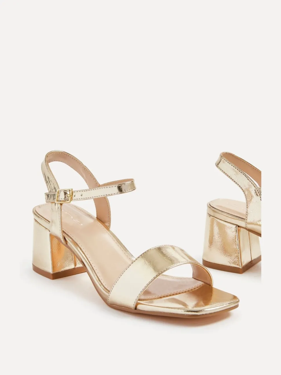 Goudkleurig - Linzi Darcie sandalen met lage blokhak en dikke zool