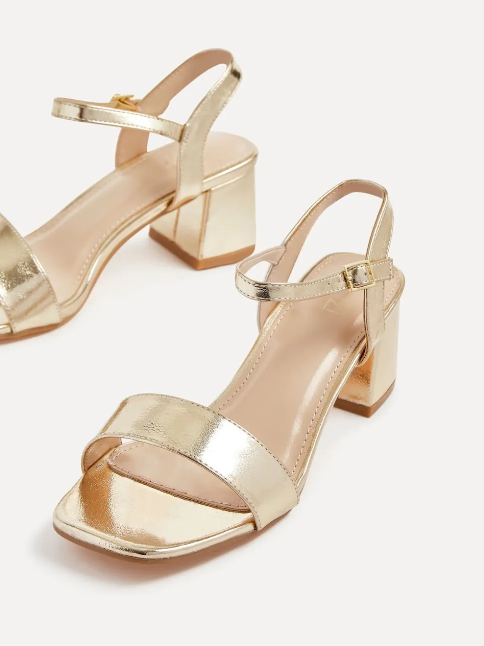 Goudkleurig - Linzi Darcie sandalen met lage blokhak en dikke zool