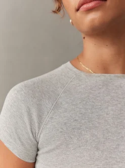 Grijs - self. Aansluitend geribbeld T-shirt