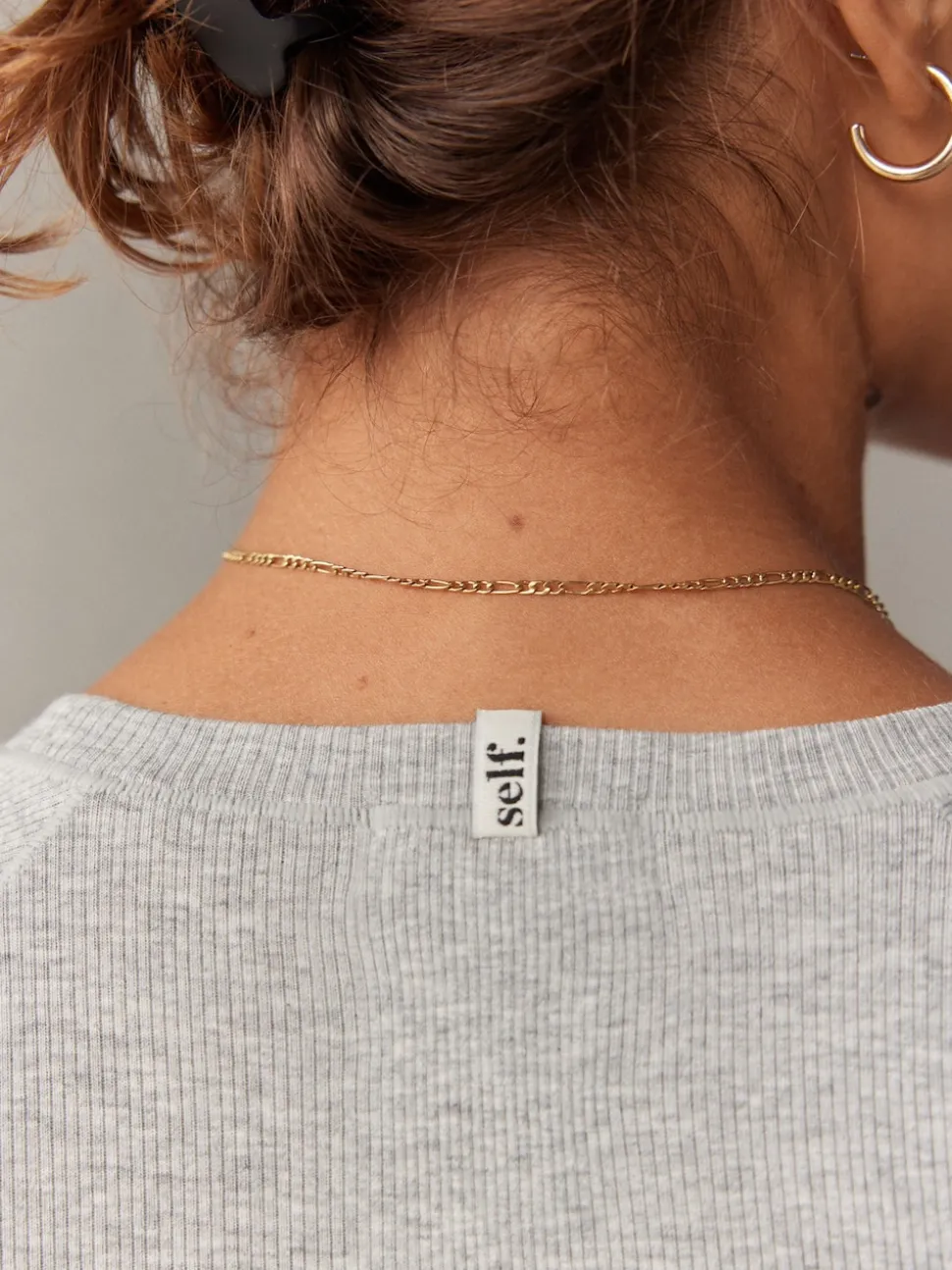 Grijs - self. Aansluitend geribbeld T-shirt