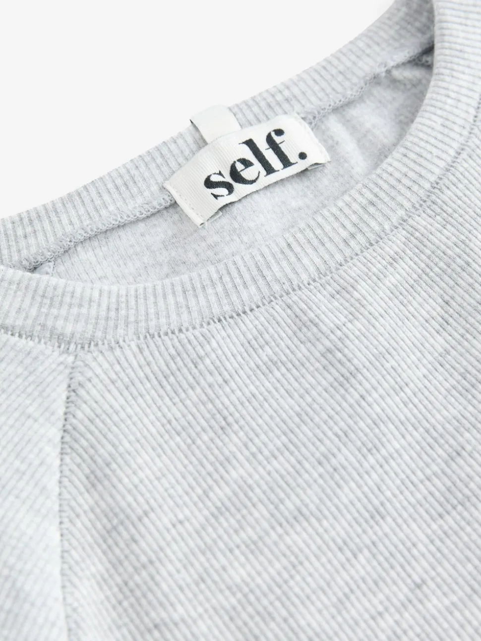 Grijs - self. Aansluitend geribbeld T-shirt