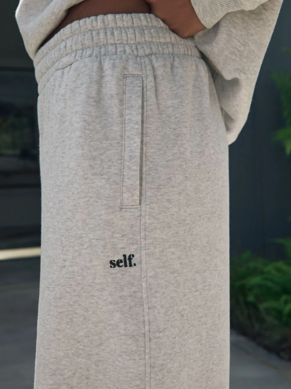 Grijs - self. joggingbroek met wijde pijpen