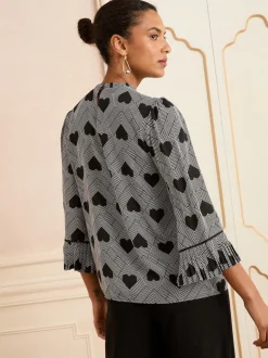 Grijs met hartjesprint - Love & Roses Crew Neck Pleated Flute Sleeve Blouse