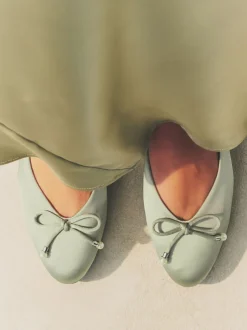 Grijs-groen - Ballerina's met pareleffect en strikdetail voor bruidsmeisjes