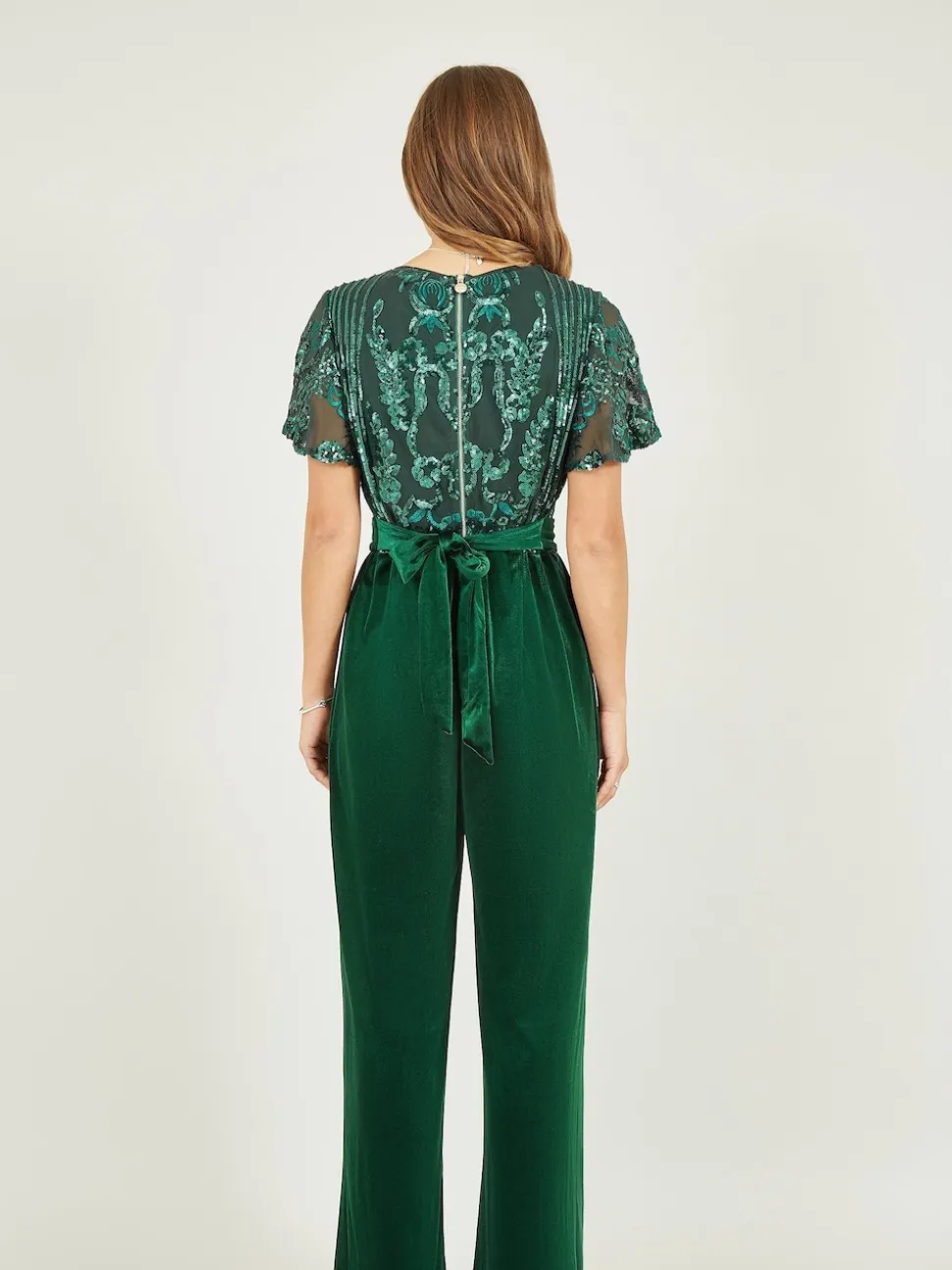 Groen - Yumi jumpsuit met engelmouwen, van fluweel en versierd met lovertjes