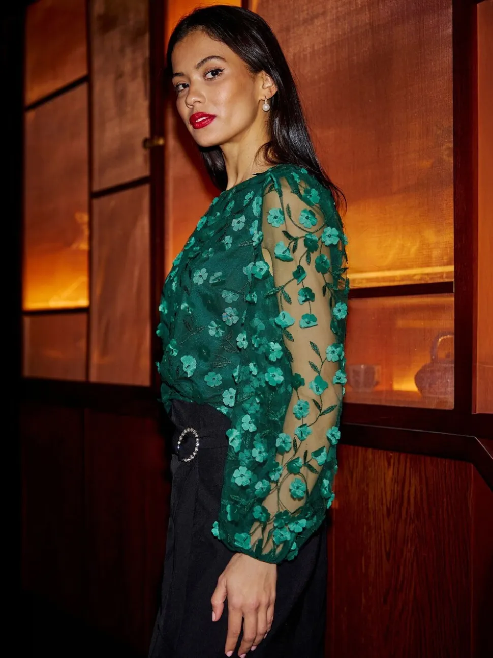 Groen - Yumi Sheer Sleeve Appliqué Flower Top