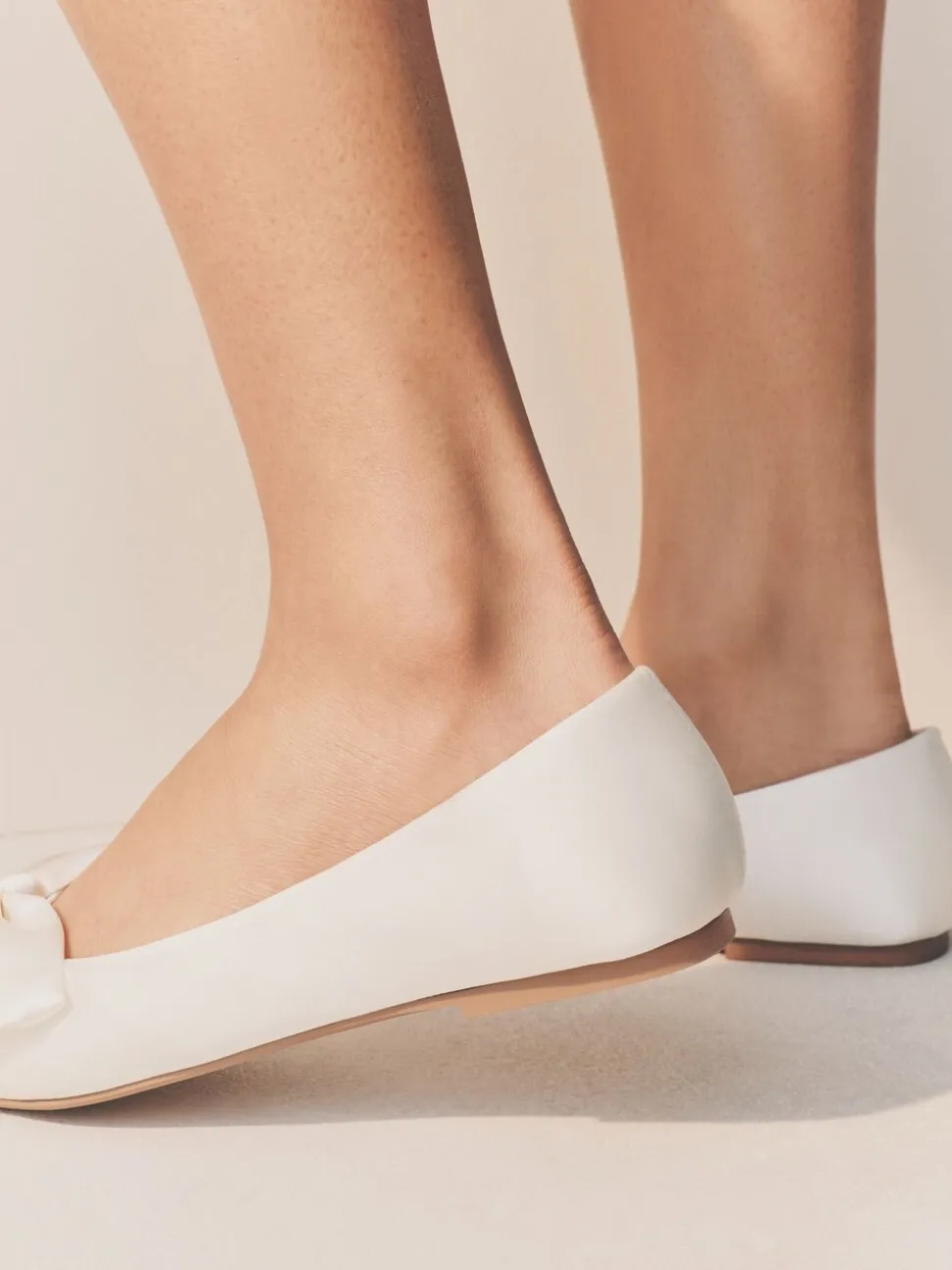 Ivoor - Forever Comfort® bruidsballerina's met strik en puntige neus