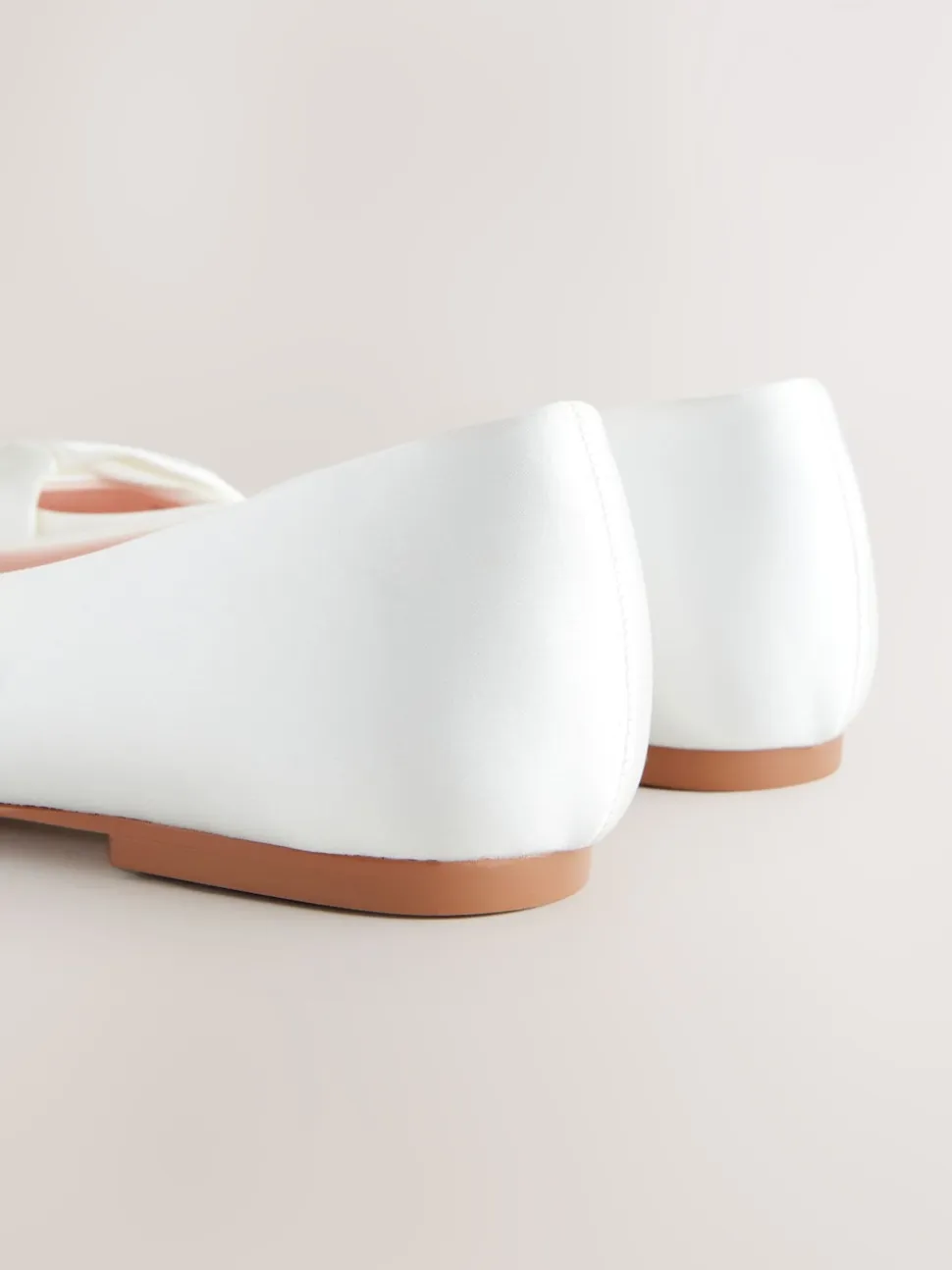 Ivoor - Forever Comfort® bruidsballerina's met strik en puntige neus
