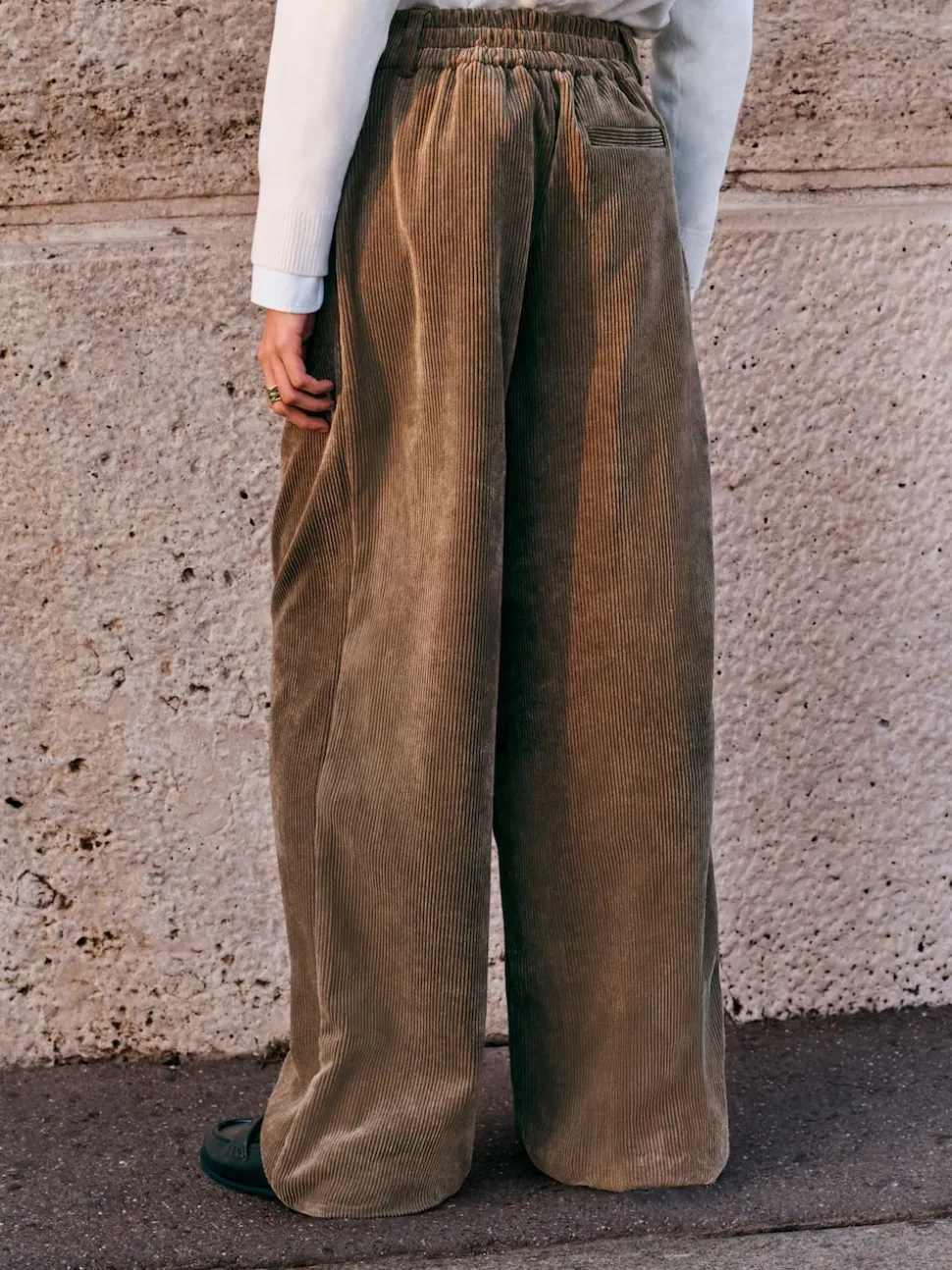 Kakigroen - Corduroy broek met wijde pijpen