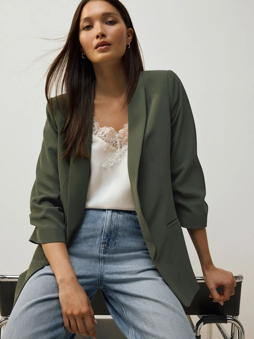 Kakigroen - Ruimvallend blazer met gerimpelde mouwen