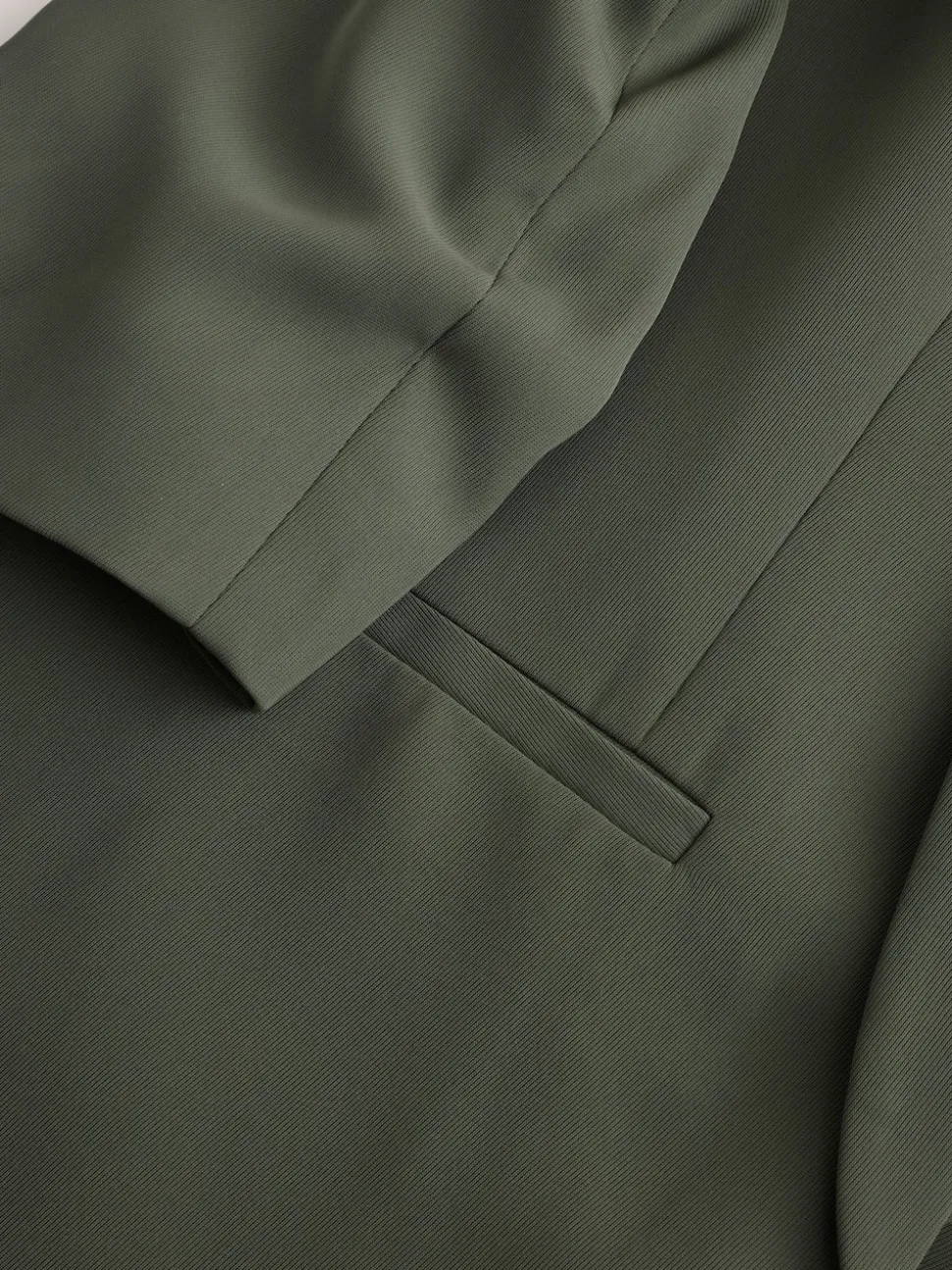 Kakigroen - Ruimvallend blazer met gerimpelde mouwen
