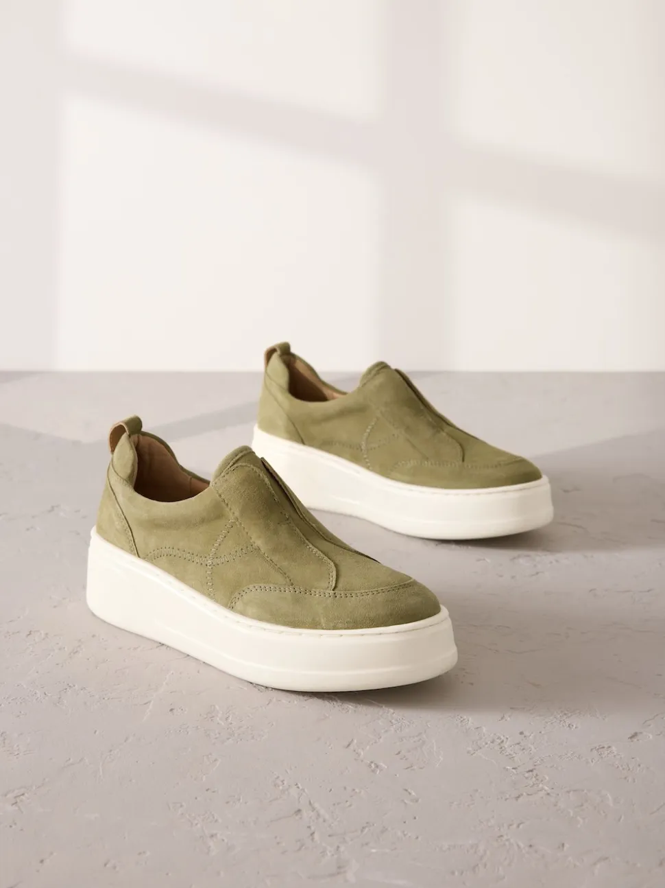 Kakigroen - Signature leren sneakers met dikke plateauzolen en sleehak