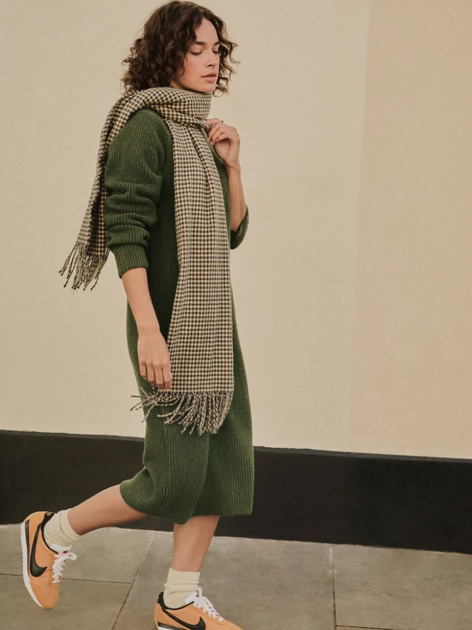 Kakigroen - Super Soft V-Neck Midi Dress With Wool