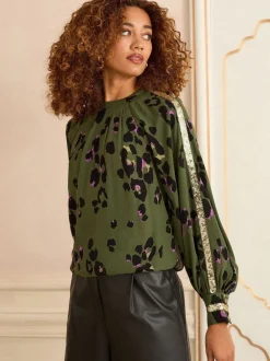 Kakigroen dierenprint - Love & Roses blouse met ronde hals, lange mouwen en paillettenrand