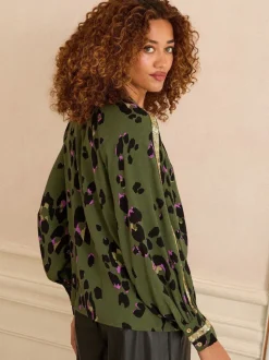 Kakigroen dierenprint - Love & Roses blouse met ronde hals, lange mouwen en paillettenrand