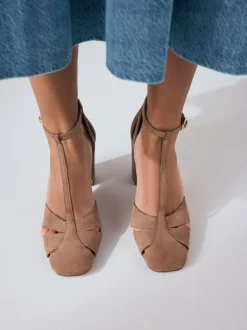 Kameelkleurig suède - Leren schoenen met uitsnijding, T-bandje en blokhakken met ronde neus