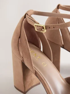 Kameelkleurig suède - Leren schoenen met uitsnijding, T-bandje en blokhakken met ronde neus