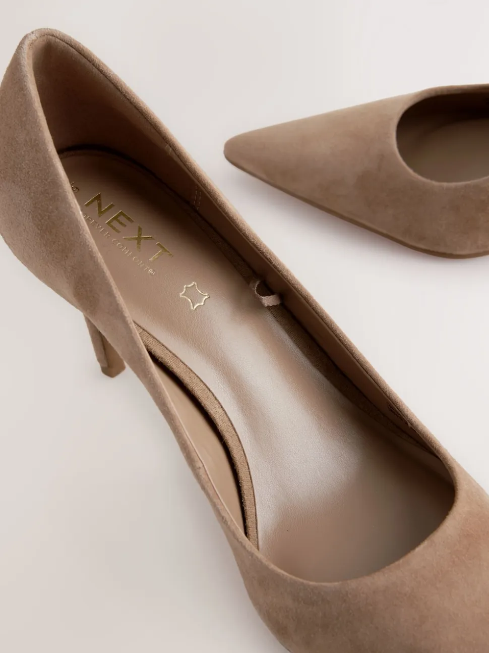 Kameelkleurig suède - Leren mid-court pumps