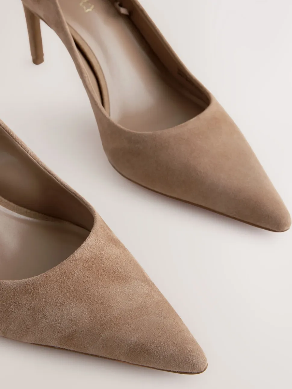 Kameelkleurig suède - Leren mid-court pumps