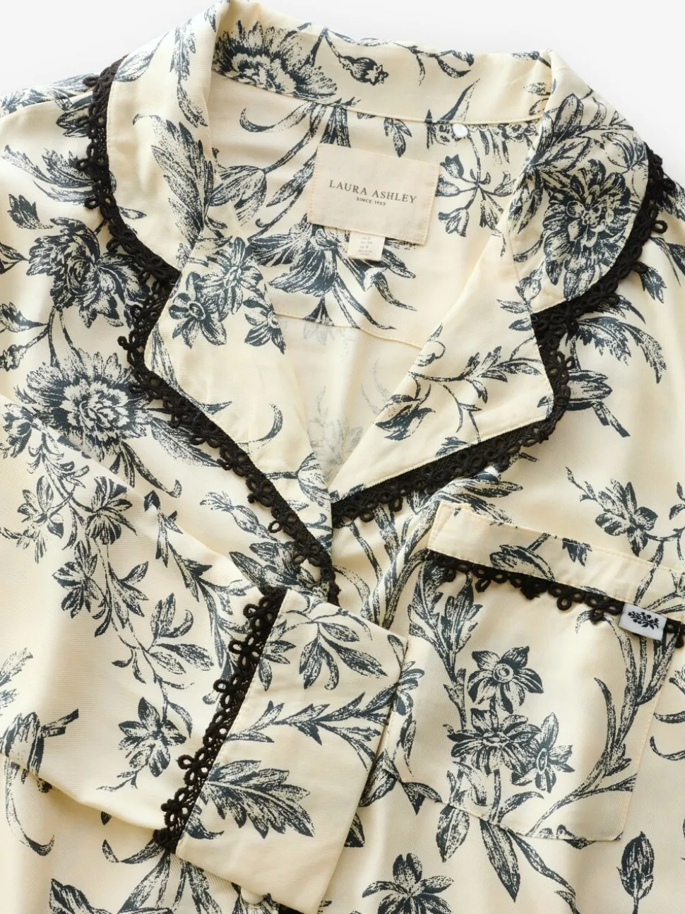Laura Ashley viscose pyjama met knopen