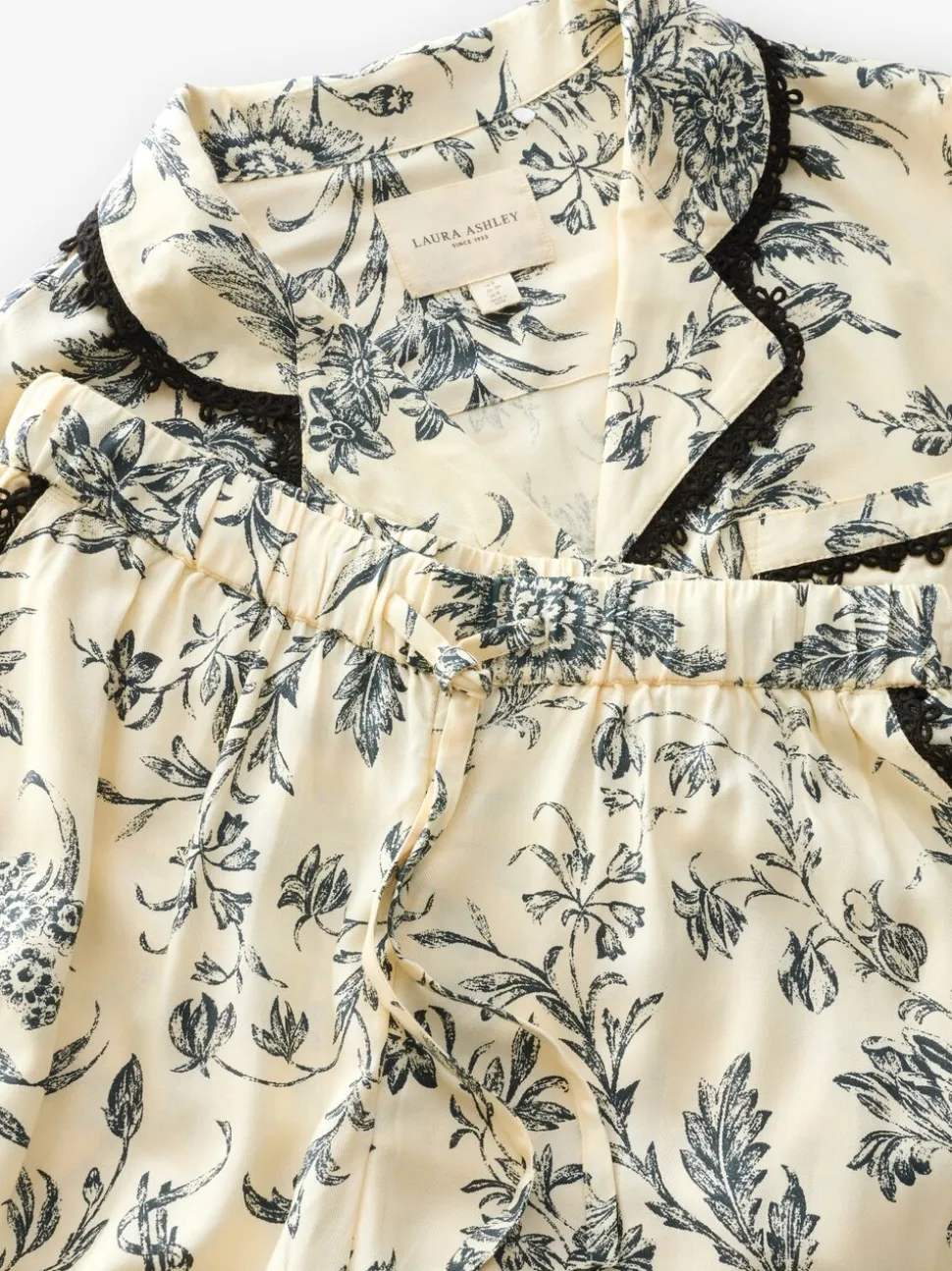 Laura Ashley viscose pyjama met knopen