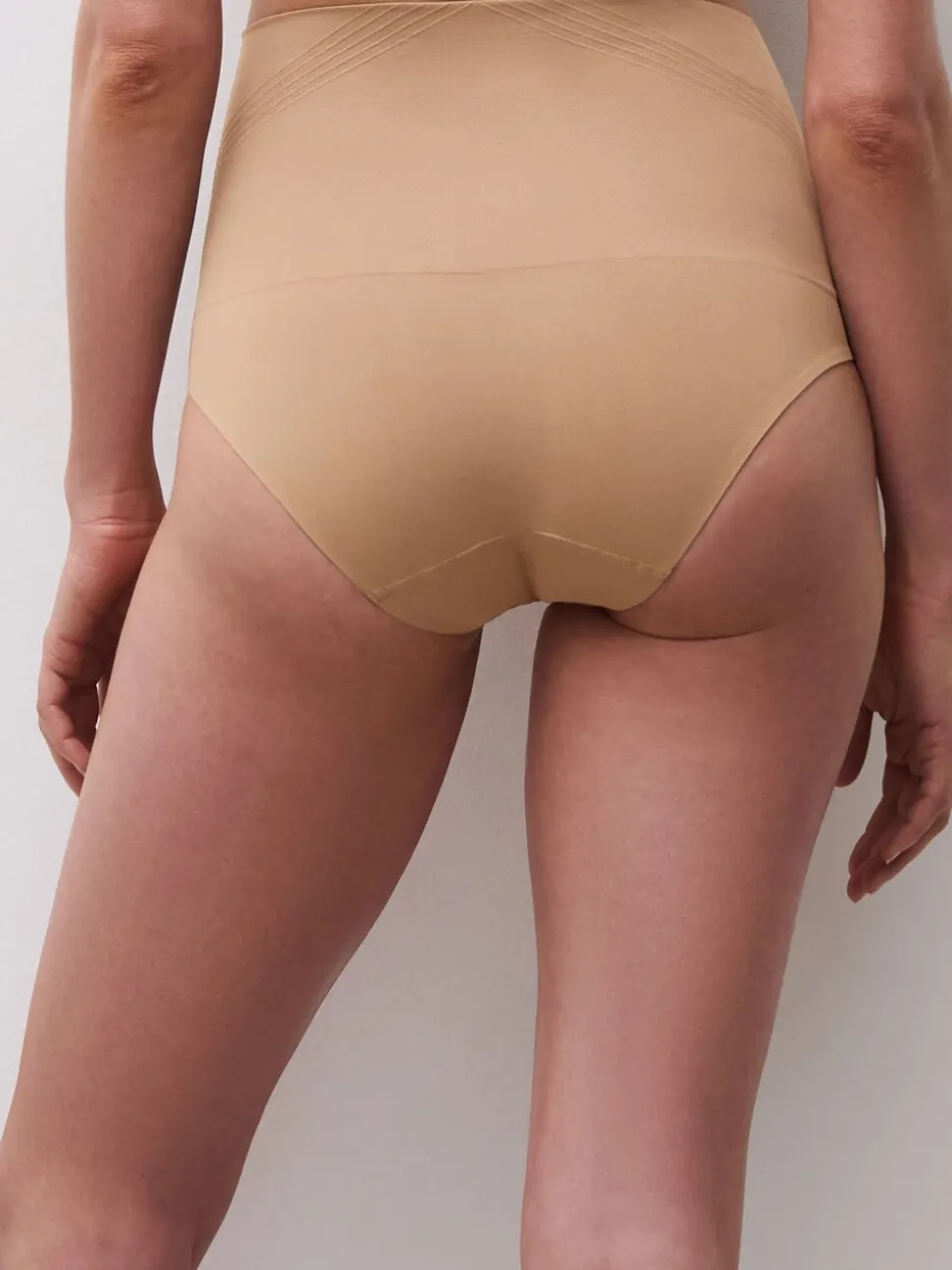 Licht beige - Chantelle gladde comfortabele licht-vormgevende slip met hoge taille