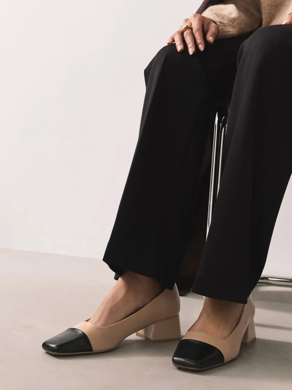 Licht beige - Forever Comfort® Toe Cap Low Block Court Heels