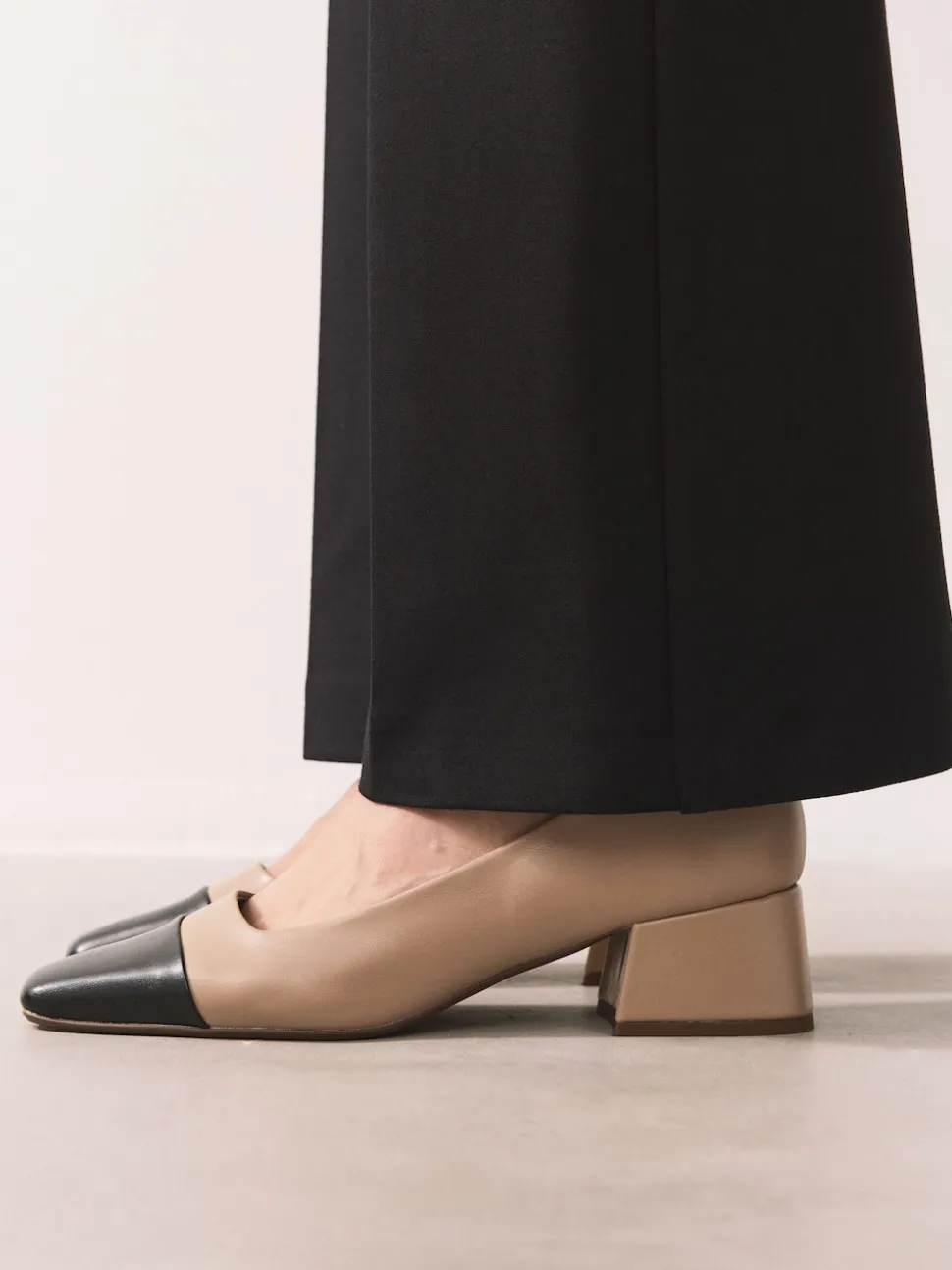 Licht beige - Forever Comfort® Toe Cap Low Block Court Heels