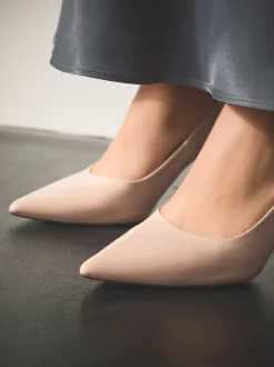 Licht beige - Forever Comfort® Point Toe Court Heels