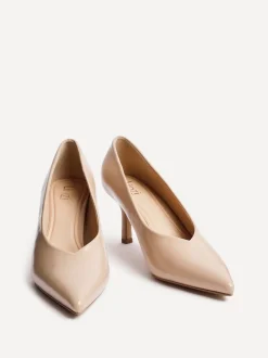 Licht beige - Linzi Bellamy V-Shaped Closed Toe Court Heels
