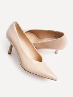 Licht beige - Linzi Bellamy V-Shaped Closed Toe Court Heels