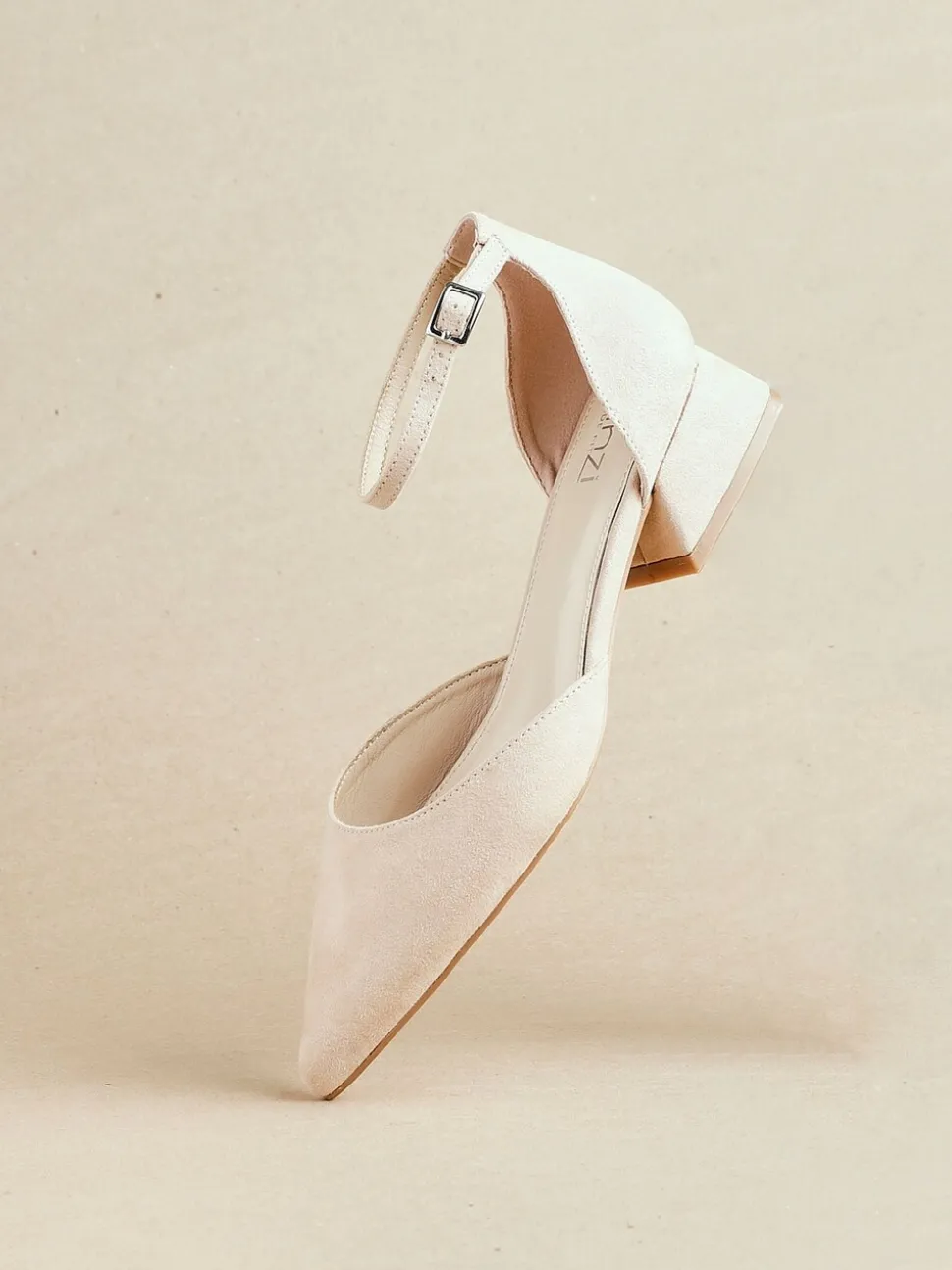 Licht beige - Linzi Dolly pumps met lage blokhak en wijde pasvorm