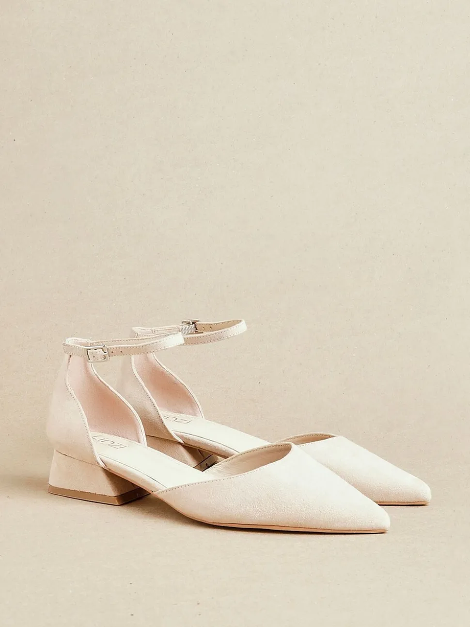 Licht beige - Linzi Dolly pumps met lage blokhak en wijde pasvorm