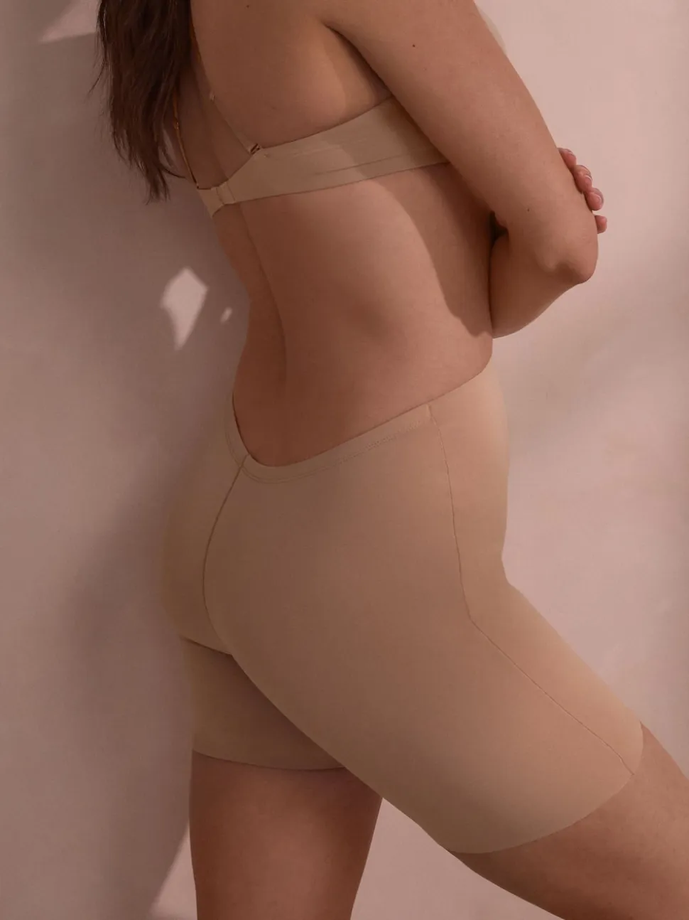 Licht beige - Vormgevende short met lage rug en buikcorrectie