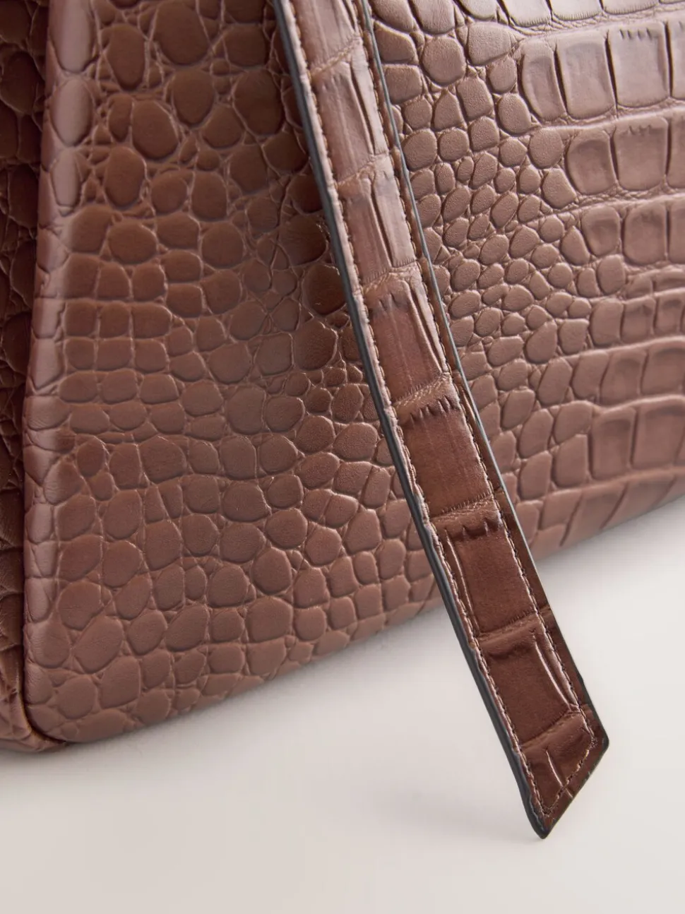 Lichtbruin - Belted Croc Shoulder Bag