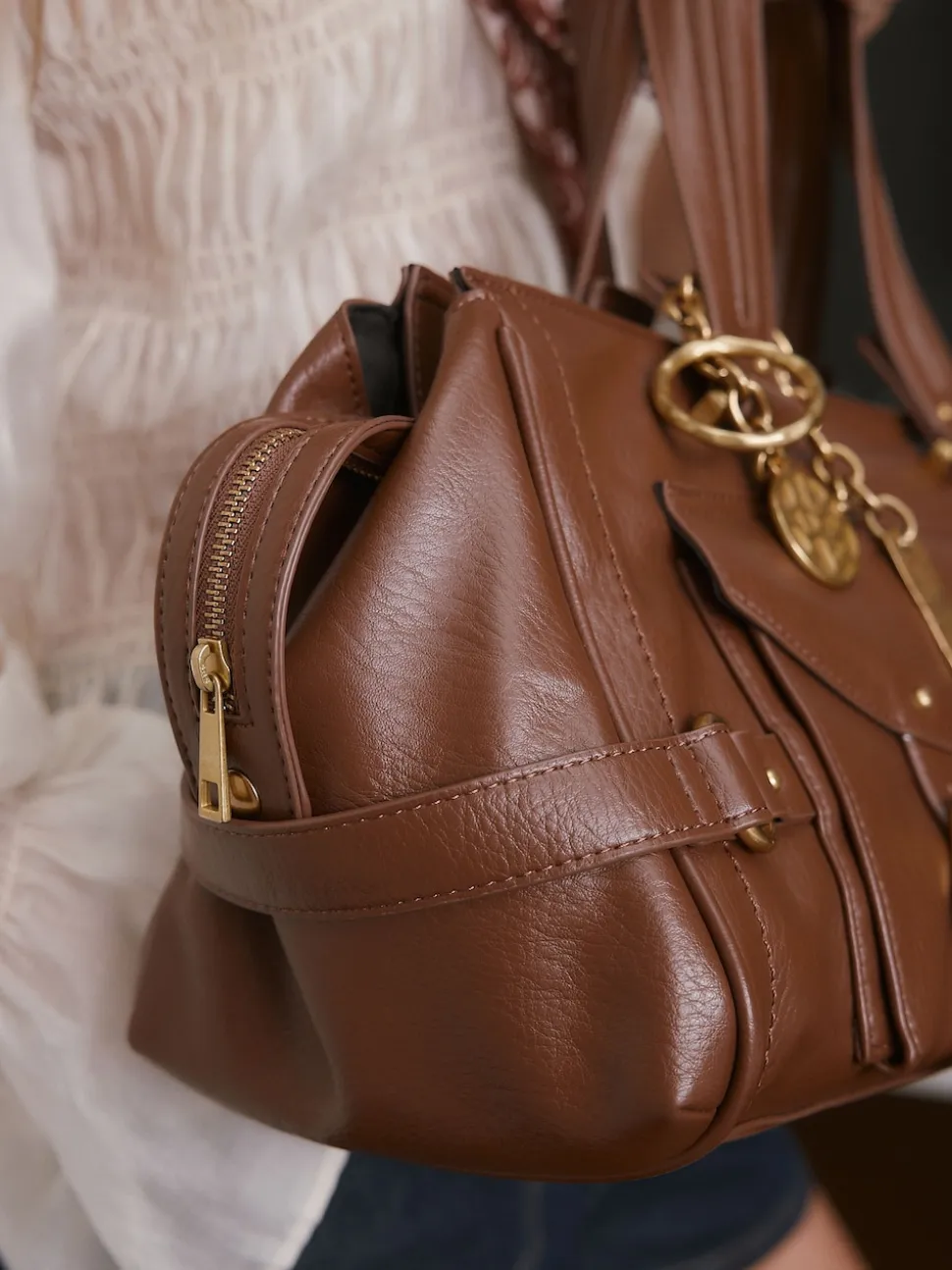 Lichtbruin - Charm Buckle Hand Held Bag