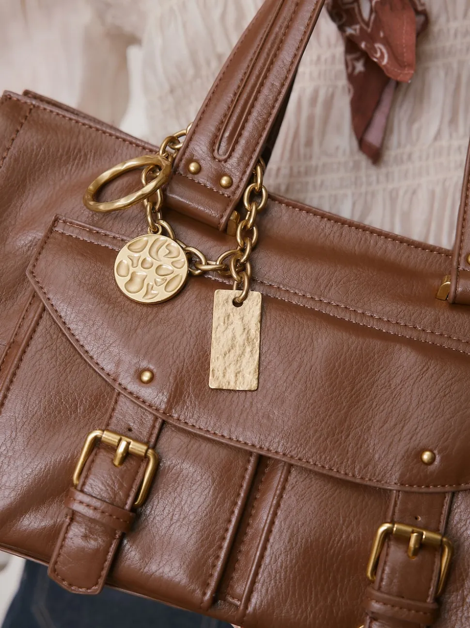 Lichtbruin - Charm Buckle Hand Held Bag