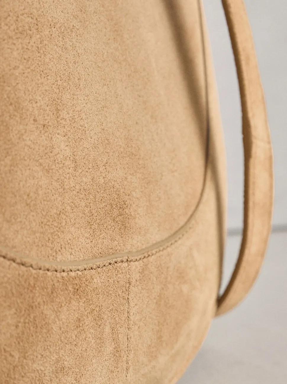 Lichtbruin - Leather Scoop Cross Body Bag