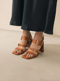 Lichtbruin - Sandalen met blokhak, bandjes en gesp